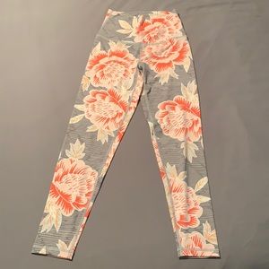 Floral patterned 3/4 aerie leggings- Sz S